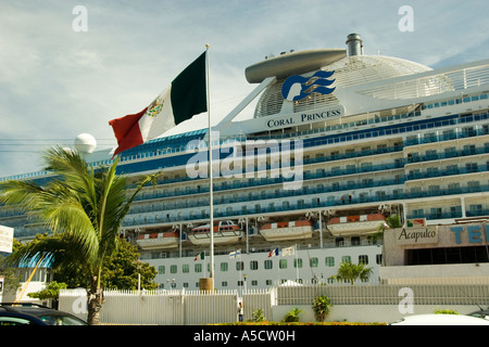 Princess Cruises Coral Princess am Hafen von Acapulco Stockfoto