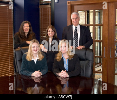 Porträt von Business-Team auf ein Mann und vier Frauen in einem Sitzungssaal mit Relections am Konferenztisch Stockfoto