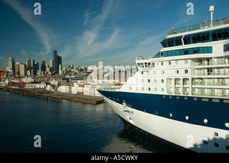 Malerische Ausblicke auf der Celebrity Cruise Lines Gipfel Kreuzfahrt Schiff und die Skyline von Seattle aus dem Hafen Stockfoto