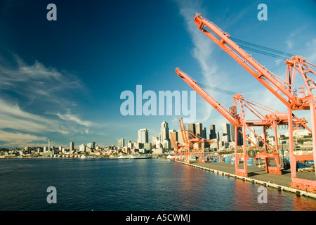 Panoramablick auf die Seattle Port und Container laden Krane und die Skyline von Seattle aus dem Hafen Stockfoto