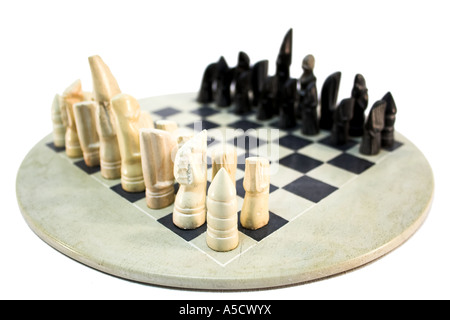 Afrikanische Schachspiel mit Stein geschnitzt Stücke. Stockfoto