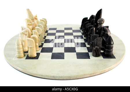 Afrikanische Schachspiel mit Stein geschnitzt Stücke. Stockfoto