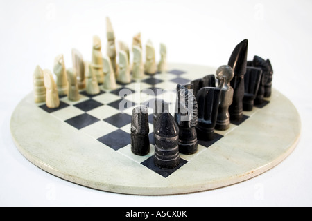 Afrikanische Schachspiel mit Stein geschnitzt Stücke. Stockfoto