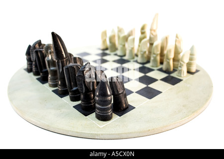 Afrikanische Schachspiel mit Stein geschnitzt Stücke. Stockfoto