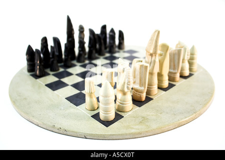 Afrikanische Schachspiel mit Stein geschnitzt Stücke. Stockfoto