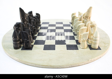 Afrikanische Schachspiel mit Stein geschnitzt Stücke. Stockfoto