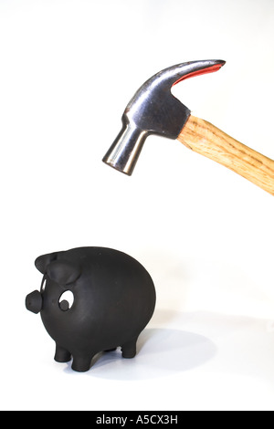 Sparschwein mit Hammer, etwa um es zu zerschlagen Stockfoto