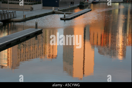 Reflexionen in der Grand Union Canal im Paddington Basin in London Stockfoto