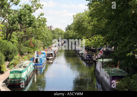 Lastkähne auf der Grand Union Canal in Klein-Venedig in der Nähe von Warwick Avenue im Nordwesten von London Stockfoto