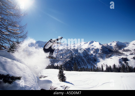 Ski springen Luft, Seitenansicht Stockfoto