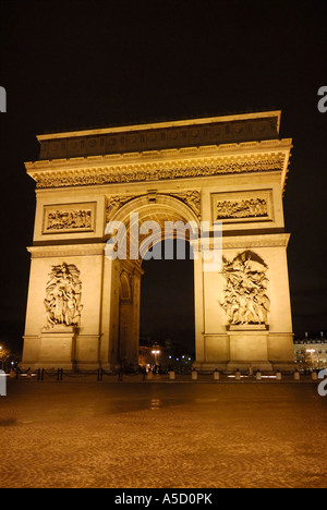 Triumphbogen in der Nacht in Paris Stockfoto