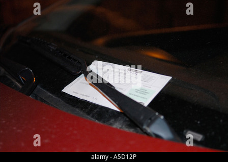 Ticket auf einem Winshield in Paris bei Nacht Stockfoto