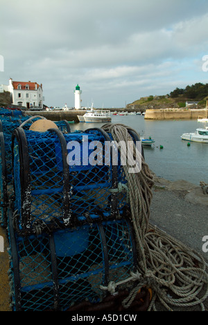 Angeln-Töpfe auf dem Boden liegend Sauzon Dorf Belle Ile En Mer Stockfoto