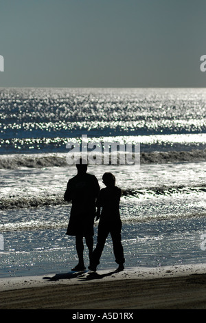 Ein paar an einem Strand in Bolivar-Halbinsel entlang wandern Stockfoto