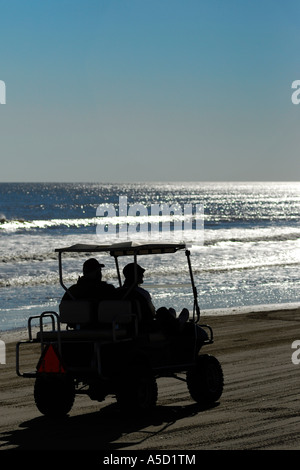 Menschen, die an einem Strand in Bolivar-Halbinsel Quadfahren Stockfoto