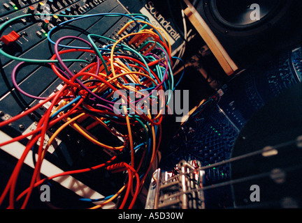 Details der rote blaue grüne Kabel elektronischer und digitaler Technik in ein Tonstudio in der Nähe Stockfoto