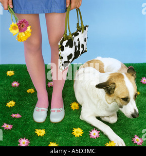 Junge Frau von Hund, niedrige Abschnitt Stockfoto