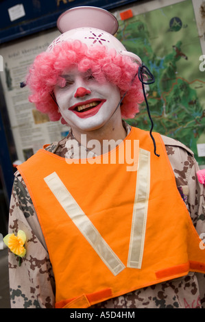 Anarchist Clowns auf Anti-Trident-Raketen Demonstranten Aberystwyth 24. Februar 2007 Stockfoto