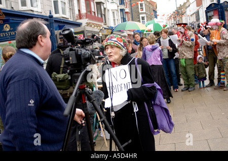 BBC-News-Reporter-Video Interviews Olwen Davies und Anti Trident Flugkörper Demonstranten Aberystwyth, Wales UK Stockfoto