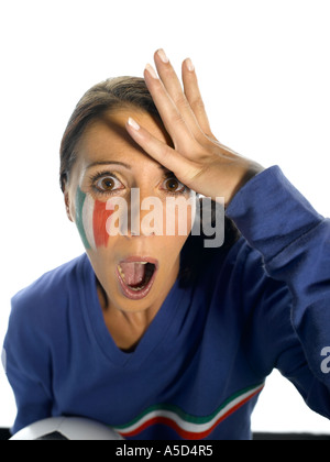 Frau mit italienischer Flagge gemalt auf dem Gesicht-Kopf in Händen halten Fußball Stockfoto