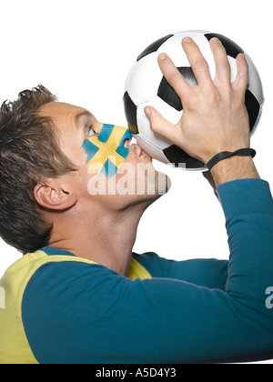 Junger Mann mit Schweden Flagge gemalt auf Gesicht Stockfoto