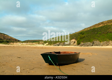 Kleines Boot an einem Sandstrand in der Belle-Ile En Mer Stockfoto
