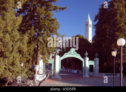 Sather Gate und Sather Tower (Campanile) im Hintergrund, Haupteingang zum Campus University of California, Berkeley Stockfoto