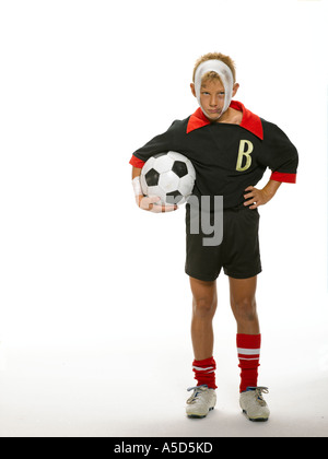 Junge (8-11) Holding Soccer ball Unterarm mit Bandage am Kopf Stockfoto