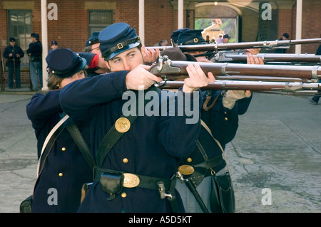 Unions-Soldaten in blauen Uniformen und Kepis zielen auf Gewehre während einer Nachstellung des Amerikanischen Bürgerkriegs in Fort Zachary Taylor, Florida. Stockfoto