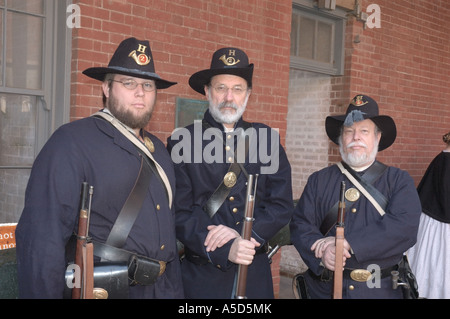 Schauspieler, die in Uniformen der yankee-Armee gekleidet sind, inszenieren eine Bürgerkriegsszene. Stockfoto