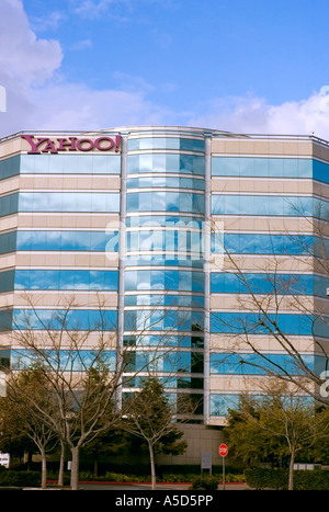 Die Glasfassade des Yahoo Büroturms in Sunnyvale, Kalifornien, reflektiert den blauen Himmel. Ein violettes „Y!“ Das Logo markiert den Eingang über Glastüren. Stockfoto