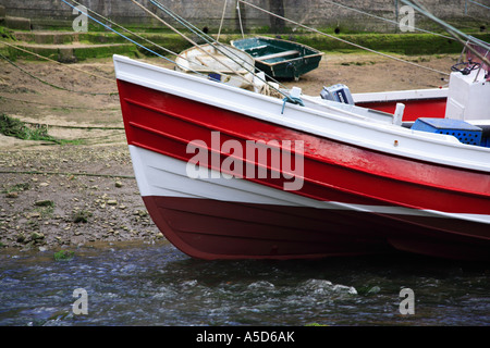 Roten Fischerboot vor Anker im Staithes Hafen Stockfoto