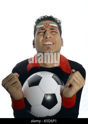 Mann mit iranischen Flagge gemalt auf Gesicht halten Fußball Stockfoto