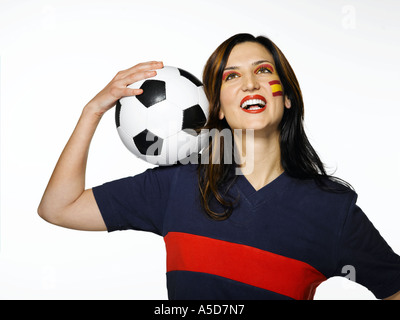 Frau mit spanischen Flagge auf Gesicht, gemalt mit Fußball Stockfoto