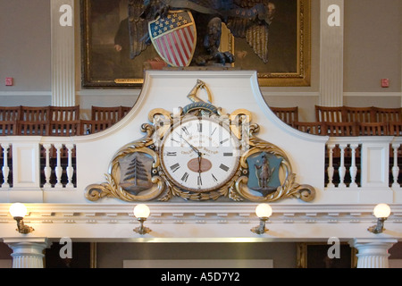 Antike Uhr in Faneuil Hall, Boston MA Stockfoto