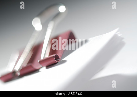 Rosa Bulldog Clip befestigt White paper Stockfoto