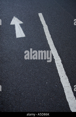 Richtungspfeil auf Asphaltstraße Stockfoto