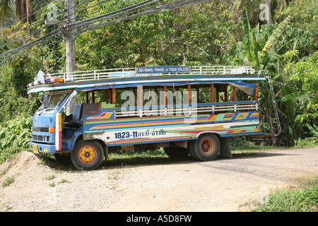 Asiatische Busse; Öffentliche Verkehrsmittel in Ao Nang Bus oder Reise & Tour fensterlosen Personenbus geparkt am Straßenrand Krabi Beach Resort und Provinz Thailand Stockfoto