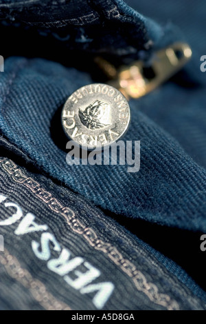 Nahaufnahme Makroaufnahme eines Paares von Versace Designer-jeans Stockfoto