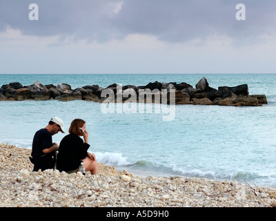 Ein paar reden über ein Handy Stockfoto