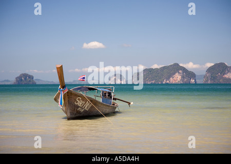 Longtail, Longtailed oder Longtail-Boot vertäut am Tupkaek Sunset Beach Resort Krabi Provinz Thailand Stockfoto