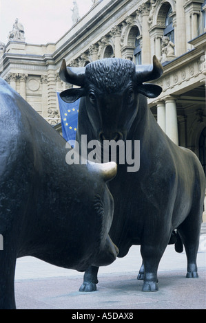 Deutschland, Bulle und Bär Skulpturen außerhalb der Frankfurter Wertpapierbörse Stockfoto