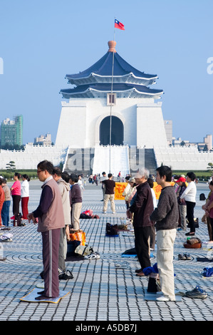 Stock Foto von Faln Dafa Praktizierenden auf dem Gelände des Chiang Kai Shek Memorial Hall in Taipeh Stockfoto