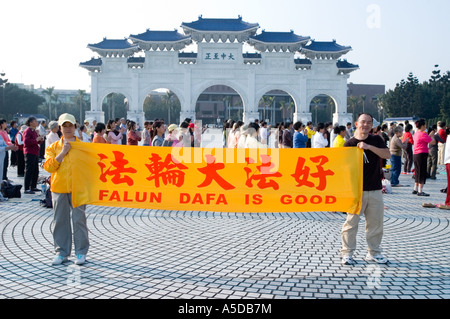 Stock Foto von Faln Dafa Praktizierenden auf dem Gelände des Chiang Kai Shek Memorial Hall in Taipeh Stockfoto