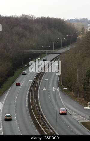 Blick von einer Fußgängerbrücke der Autobahn Bromsgrove in Redditch, Worcestershire. Stockfoto