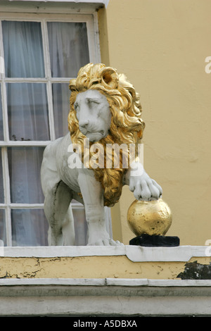 White Lion mit der Tatze auf einer goldenen Kugel über dem Eingang zum White Lion Hotel, Upton auf Severn, Worcestershire Stockfoto