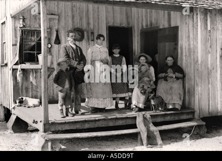 Historisches Foto ländlichen Familie auf Veranda des Hauses in Florida Stockfoto