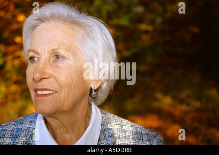 Ältere Frau wegsehen, lächelnd, Nahaufnahme Stockfoto