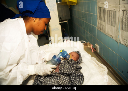 Neugeborenes Baby wird durch die Hebamme im Kreißsaal der Edna Entbindungsklinik, Hargeisa, Somaliland untersucht. Stockfoto