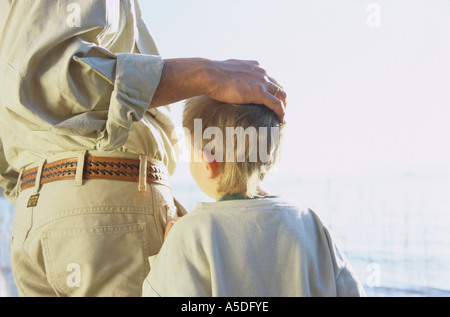 Vater und Sohn, Rückansicht Stockfoto